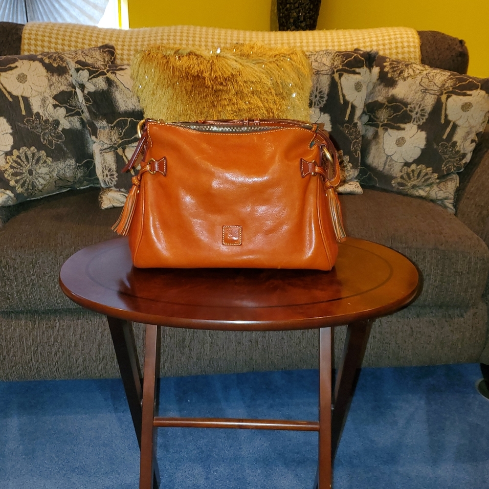 Dooney & Bourke M sturdy leather